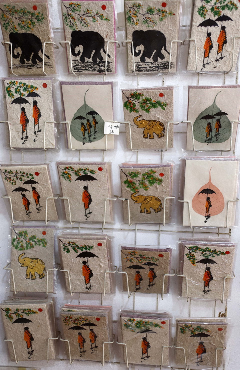 Sản phẩm bưu thiếp được làm từ giấy Saa. (Ảnh: Phạm Kiên/TTXVN)