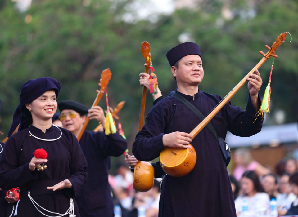 Các nghệ nhân, diễn viên tham dự liên hoan cùng diễu hành, biểu diễn trong không gian phố đi bộ Hồ Hoàn Kiếm. (Ảnh: Thanh Tùng/TTXVN)