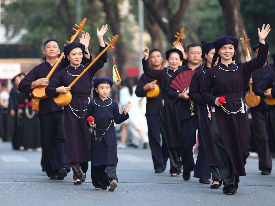 Các nghệ nhân, diễn viên tham dự liên hoan cùng diễu hành, biểu diễn trong không gian phố đi bộ Hồ Hoàn Kiếm. (Ảnh: Thanh Tùng/TTXVN)