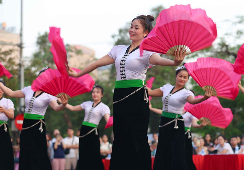 Liên hoan là dịp giới thiệu, quảng bá những giá trị di sản văn hóa của dân tộc đến bạn bè trong nước và quốc tế, từ đó tôn vinh loại hình văn hóa nghệ thuật đặc sắc của các dân tộc Tày, Nùng, Thái. (Ảnh: Thanh Tùng/TTXVN)