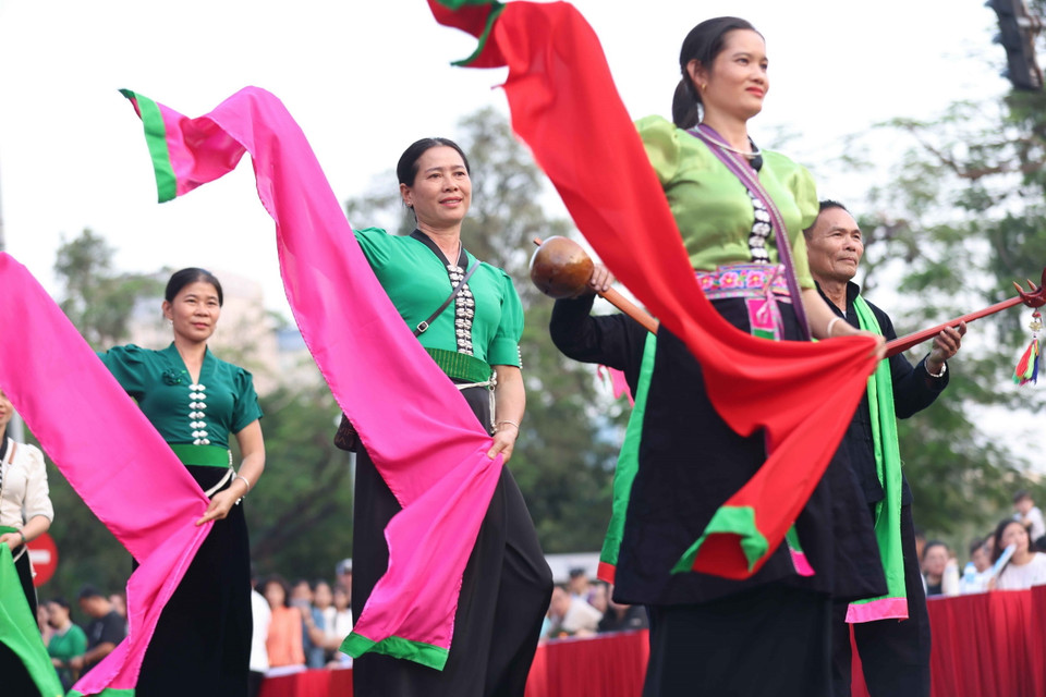 Liên hoan là dịp giới thiệu, quảng bá những giá trị di sản văn hóa của dân tộc đến bạn bè trong nước và quốc tế, từ đó tôn vinh loại hình văn hóa nghệ thuật đặc sắc của các dân tộc Tày, Nùng, Thái. (Ảnh: Thanh Tùng/TTXVN)