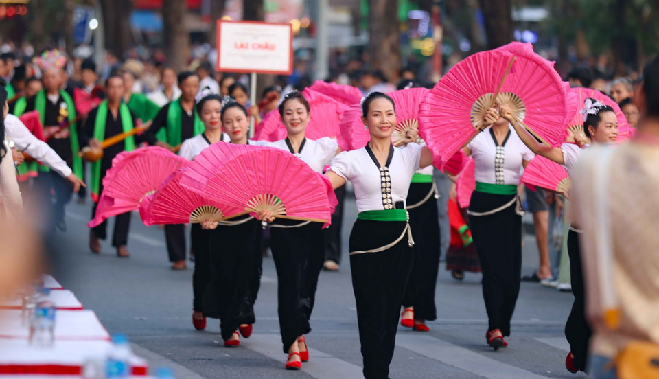 Người dân Thủ đô và du khách quốc tế được trải nghiệm nghệ thuật truyền thống đặc sắc của dân tộc. (Ảnh: Thanh Tùng/TTXVN)