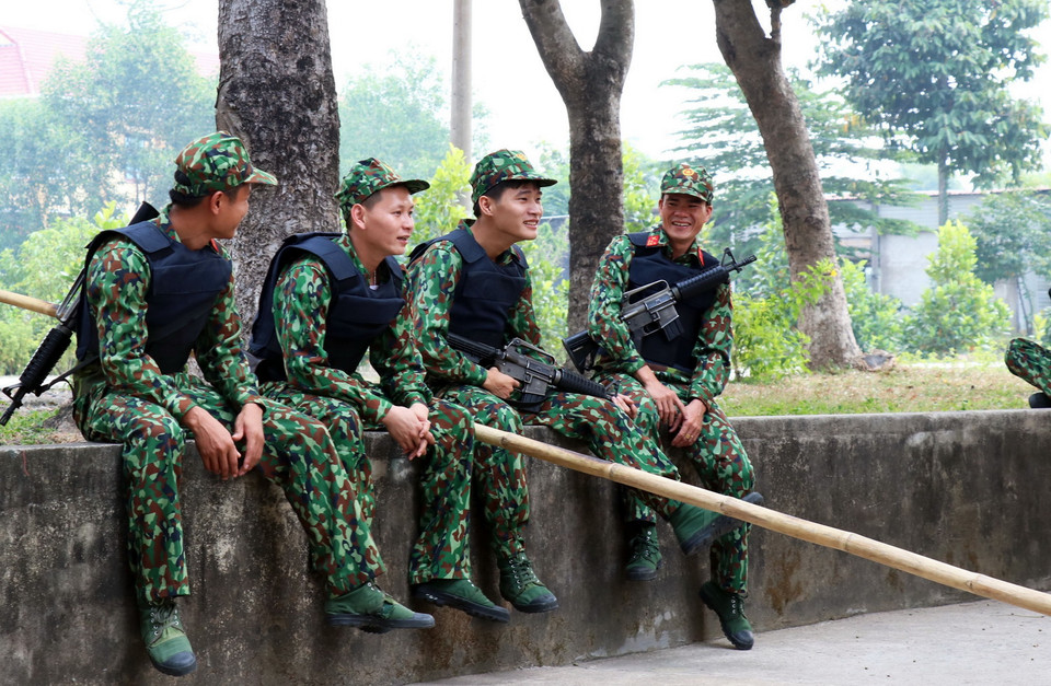 Phút nghỉ giải lao của các chiến sỹ trẻ Tiểu đoàn 46 trên thao trường. (Ảnh: Xuân Khu/TTXVN)