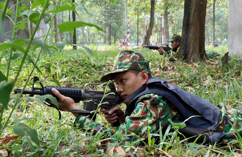  Cán bộ, chiến sỹ Tiểu đoàn Trinh sát đặc nhiệm 46- Bộ Tham mưu Quân đoàn 4 nghiêm túc trong tập luyện, sẵn sàng cho mọi tình huống. (Ảnh: Xuân Khu/TTXVN)
