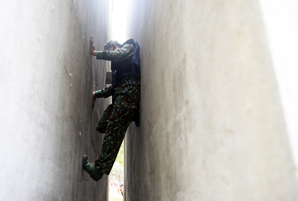 Chiến sỹ trinh sát đặc nhiệm Tiểu đooàn 46 luyện tập vận động đánh chiếm điểm cao, di chuyển đến vị trí trên cao không có thiết bị phụ trợ. (Ảnh: Xuân Khu/TTXVN)