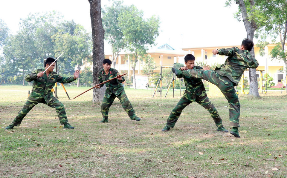 Chiến sỹ Tiểu đoàn 46 luyện tập bài chiến đấu với đối phương có vũ khí. (Ảnh: Xuân Khu/TTXVN)