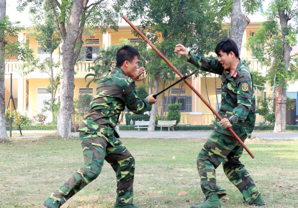 Chiến sỹ Tiểu đoàn 46 luyện tập bài đối kháng có vũ khí. (Ảnh: Xuân Khu/TTXVN)