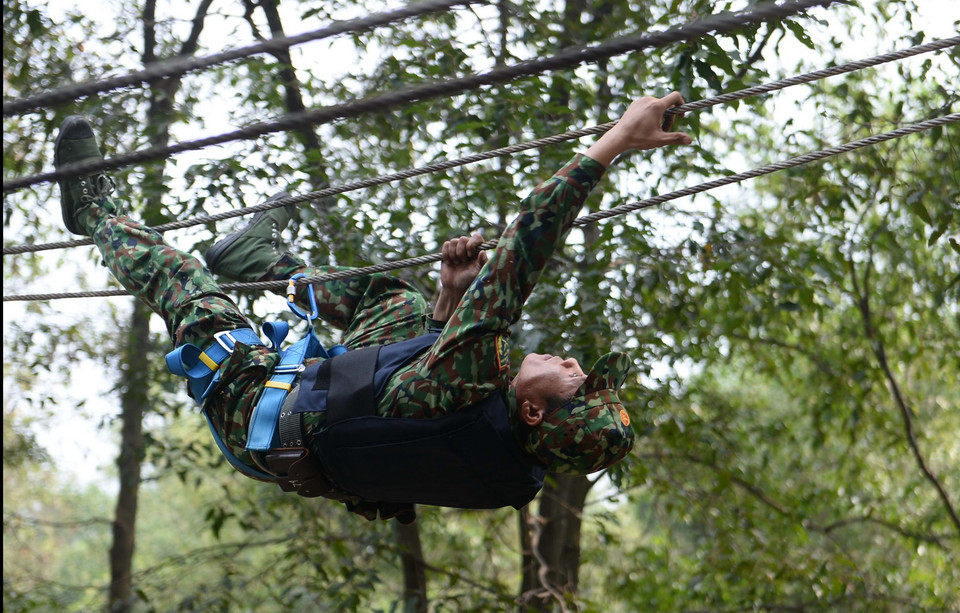 Bài tập leo dây tử thần của các chiến sỹ trinh sát Tiểu đoàn 46. (Ảnh: Xuân Khu/TTXVN)