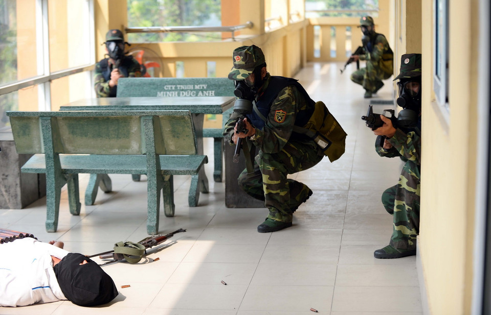 Trong ảnh: Chiến sỹ Tiển đoàn 46 với bài tập chiến thuật giải cứu con tin, chống khủng bố trong nhà cao tầng. (Ảnh: Xuân Khu/TTXVN)