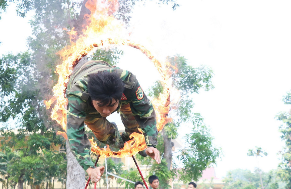 Trong cái nắng khô của ngày cuối năm, các chiến sỹ Tiểu đoàn 46 thực hiện bài tập “Nhảy qua vòng lửa” rèn ý chí và khả năng sẵn sàng ứng phó với các tình huống thực tế chiến đấu. (Ảnh: Xuân Khu/TTXVN)