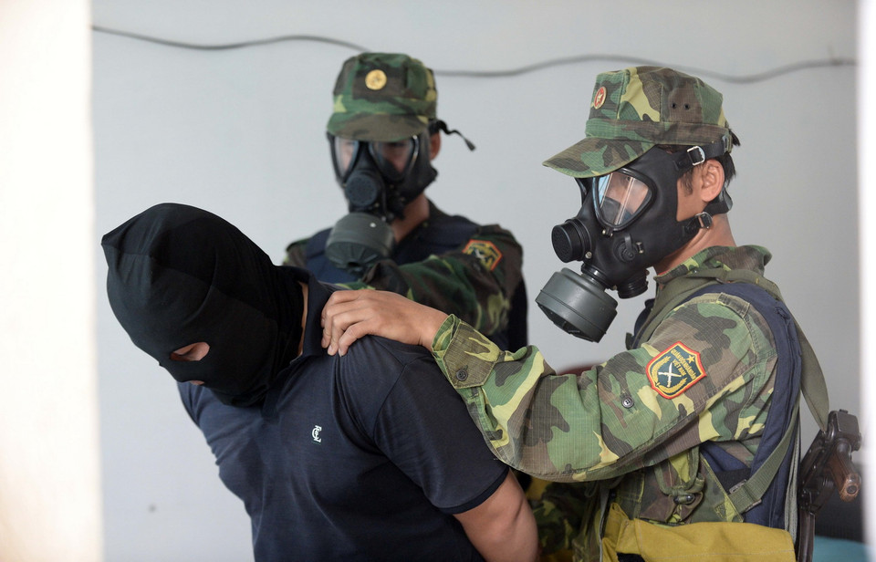 Chiến sỹ Tiển đoàn 46 với bài tập chiến thuật chống khủng bố, giải cứu con tin trong nhà cao tầng. (Ảnh: Xuân Khu/TTXVN)