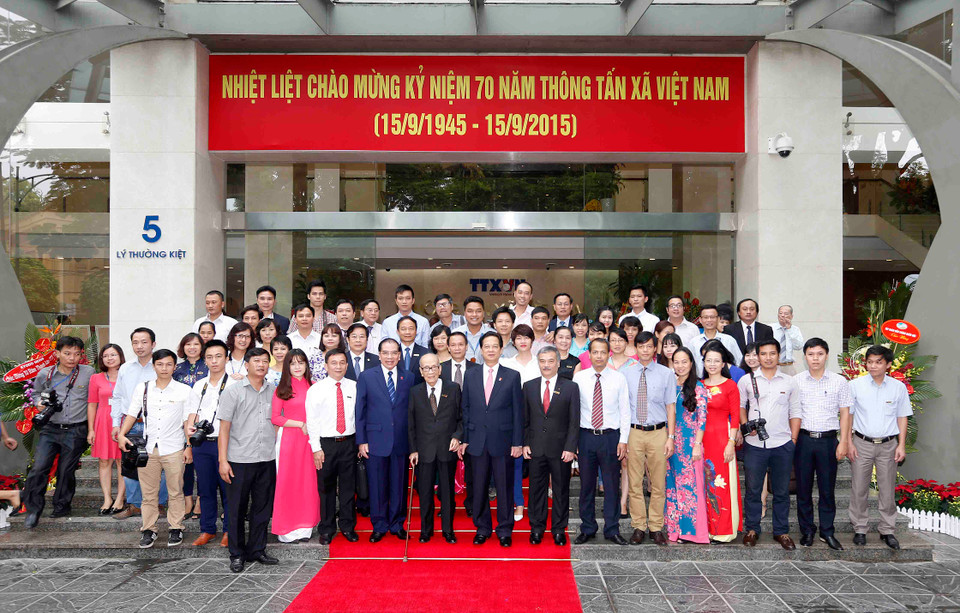 Thủ tướng Nguyễn Tấn Dũng, nguyên Tổng Bí thư Nông Đức Mạnh, giáo sư Anh hùng Lao động Đặng Vũ Khiêu chụp ảnh chung với Ban lãnh đạo TTXVN và cán bộ, phóng viên, biên tập viên, nhân viên Ban Biên tập Ảnh. (Ảnh: Đức Tám/TTXVN)