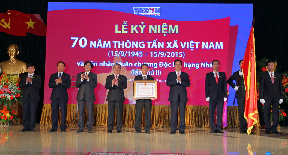  Thủ tướng Nguyễn Tấn Dũng trao tặng Huân chương Độc lập hạng Nhất (lần thứ hai) cho Thông tấn xã Việt Nam. (Ảnh: Đức Tám/TTXVN)