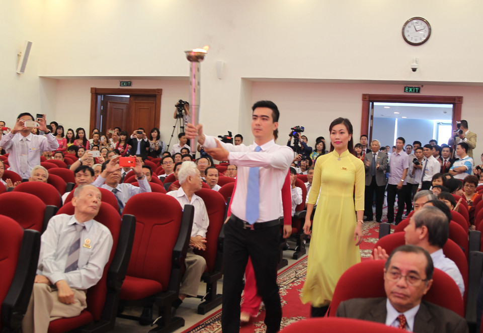 Lễ rước đuốc truyền thống tại Lễ kỷ niệm. (Ảnh: TTXVN)