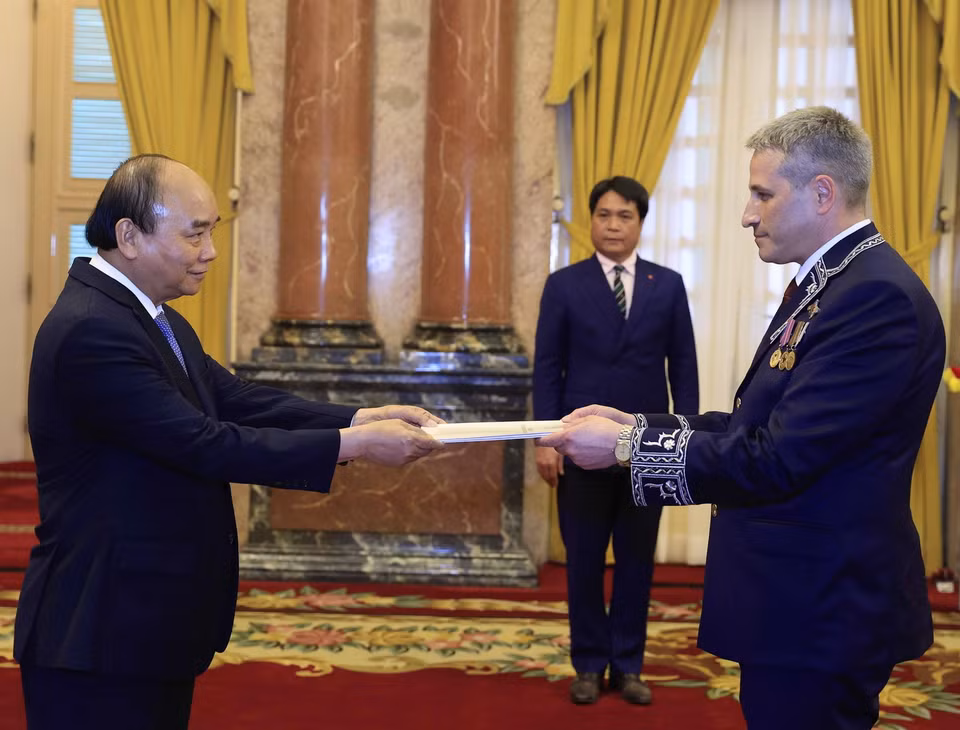 Chủ tịch nước Nguyễn Xuân Phúc tiếp nhận Quốc thư của Đại sứ Belarus Uladzimir Baravikov. (Ảnh: Thống Nhất/TTXVN) 
