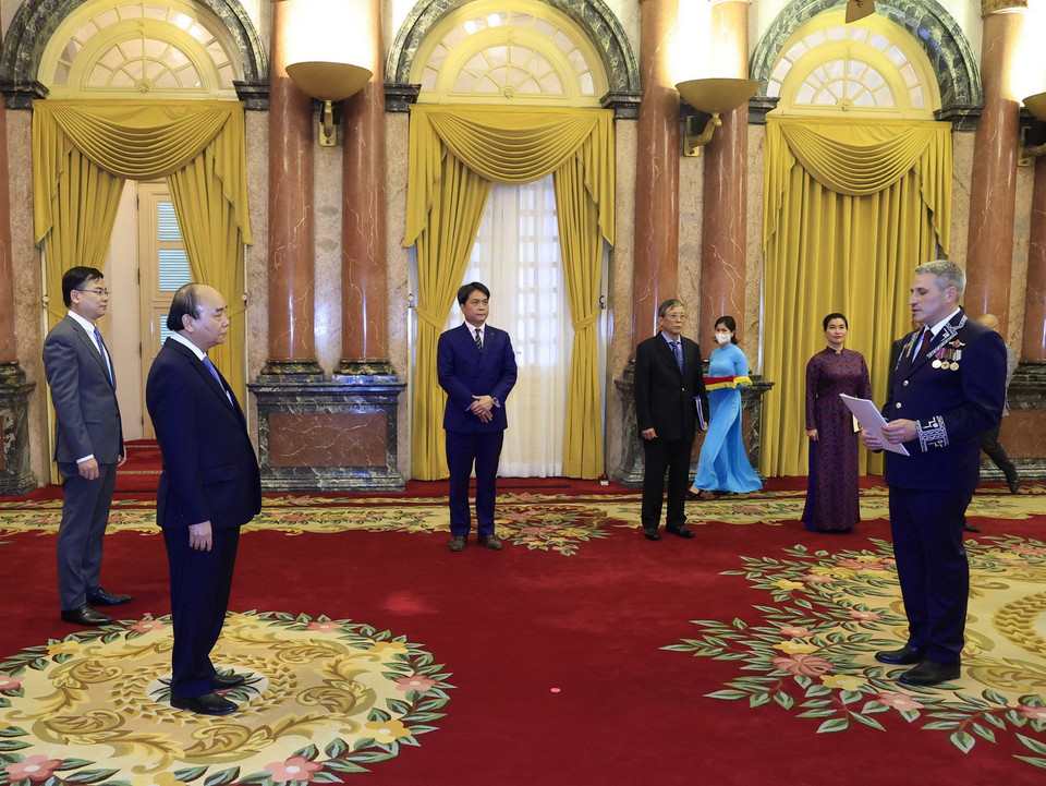 Đại sứ Belarus Uladzimir Baravikov trình Quốc thư lên Chủ tịch nước Nguyễn Xuân Phúc. (Ảnh: Thống Nhất/TTXVN)