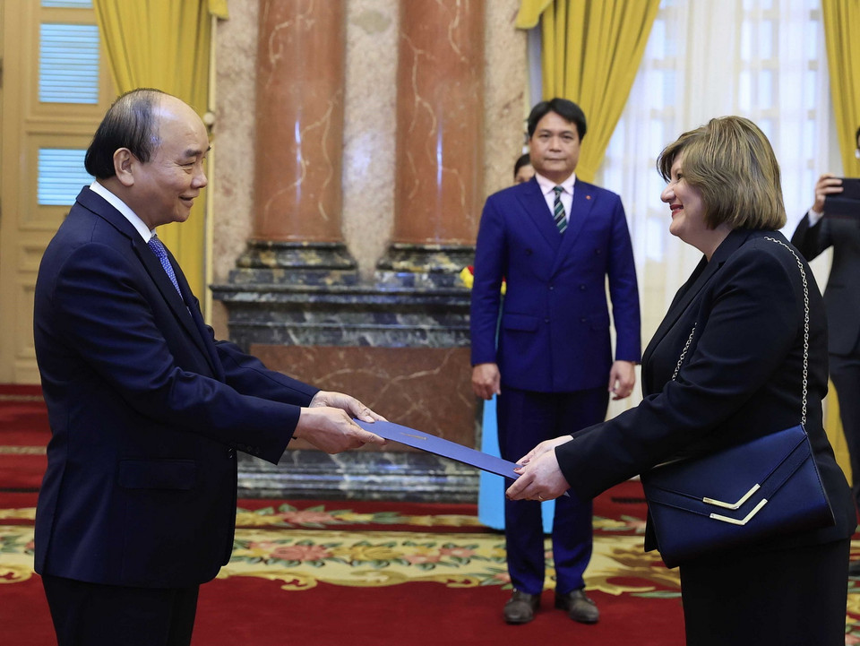 Chủ tịch nước Nguyễn Xuân Phúc tiếp nhận Quốc thư của Đại sứ Ai Cập Amal Abdel Kader Elmorsi. (Ảnh: Thống Nhất/TTXVN)