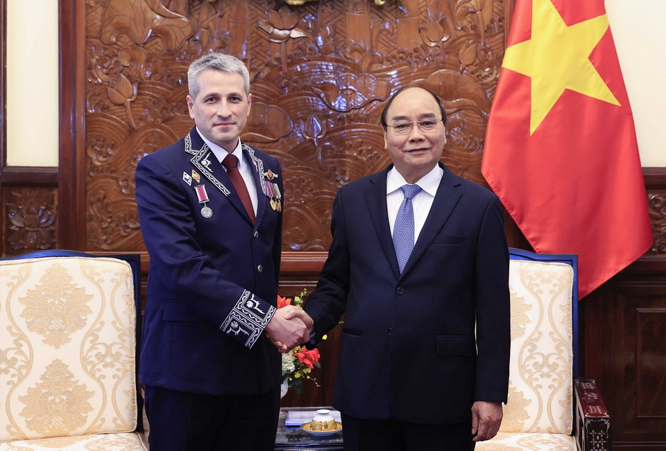 Chủ tịch nước Nguyễn Xuân Phúc và Đại sứ Belarus Uladzimir Baravikov. (Ảnh: Thống Nhất/TTXVN)