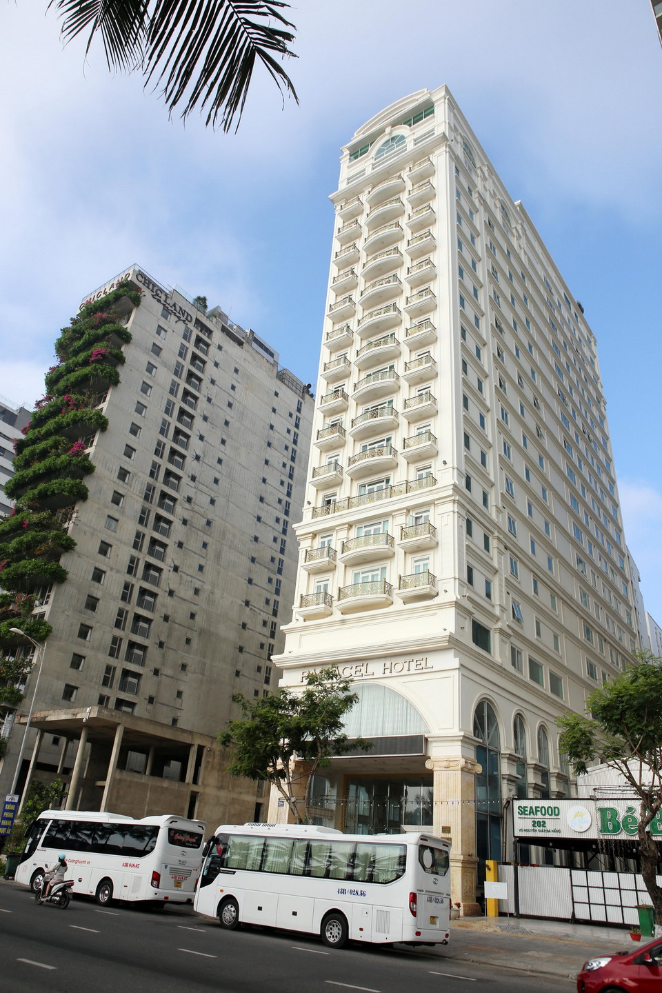 Nhiều đơn vị vận chuyển và khách sạn trên địa bàn thành phố Đà Nẵng phối hợp đón khách nội địa đến tham quan du lịch trong điều kiện bình thường mới. (Ảnh: Trần Lê Lâm/TTXVN) 