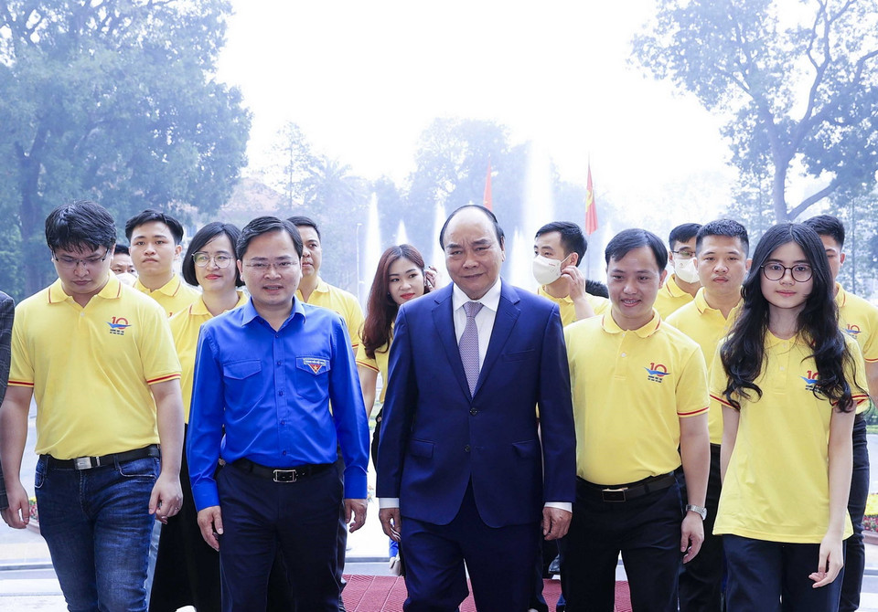  Chủ tịch nước Nguyễn Xuân Phúc và các gương mặt trẻ Việt Nam tiêu biểu năm 2021. (Ảnh: Thống Nhất/ TTXVN)