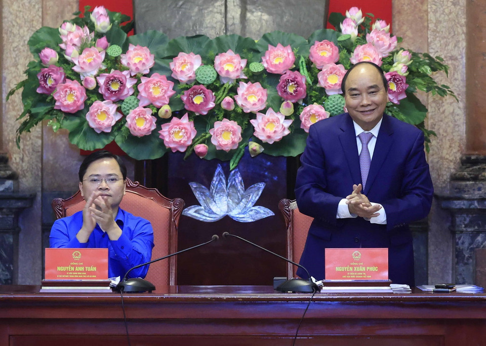 Chủ tịch nước Nguyễn Xuân Phúc và Bí thư thứ Nhất Trung ương Đoàn Nguyễn Anh Tuấn.(Ảnh: Thống Nhất/ TTXVN)