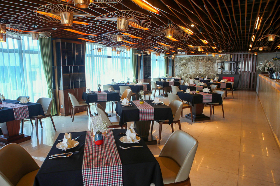 Nhà hàng ẩm thực của các khách sạn đã sẵn sàng phục vụ du khách trở lại trong điều kiện bình thường mới. (Ảnh: Trần Lê Lâm/TTXVN)