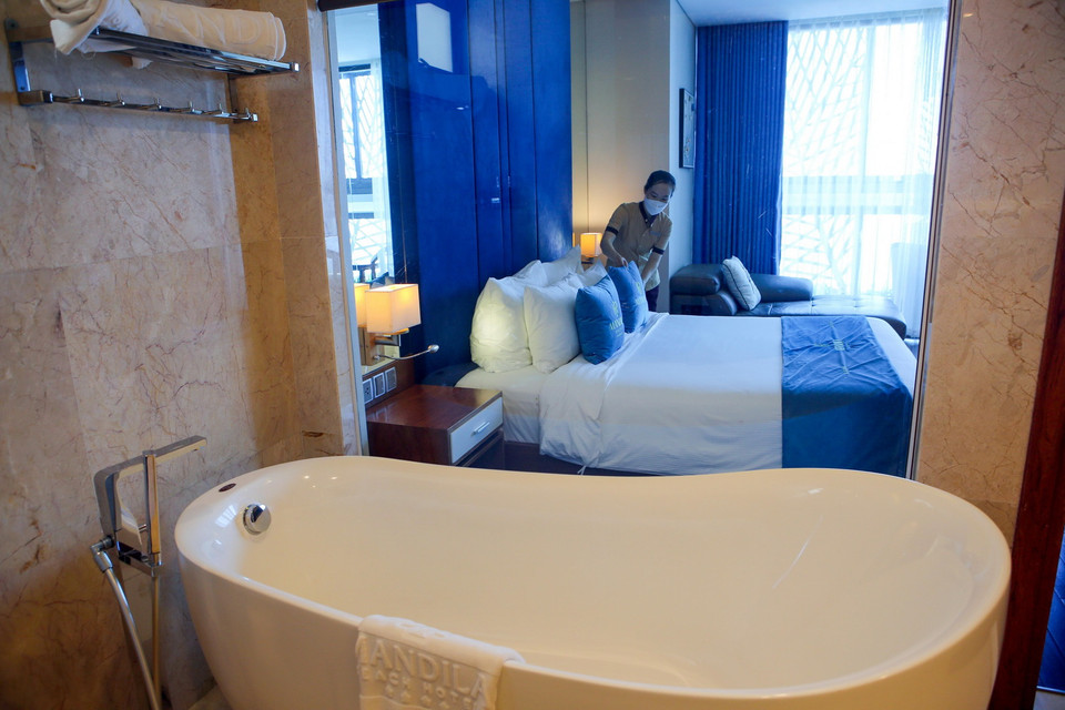 Các phòng ở của khách sạn Mandila được kiểm tra, dọn vệ sinh sạch, đẹp chuẩn bị đón khách du lịch trở lại trong điều kiện bình thường mới. (Ảnh: Trần Lê Lâm/TTXVN) 