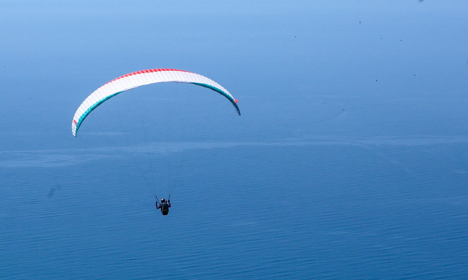 Các vận động viên tranh tài dù lượn tại giải. (Ảnh: Trần Lê Lâm/TTXVN)