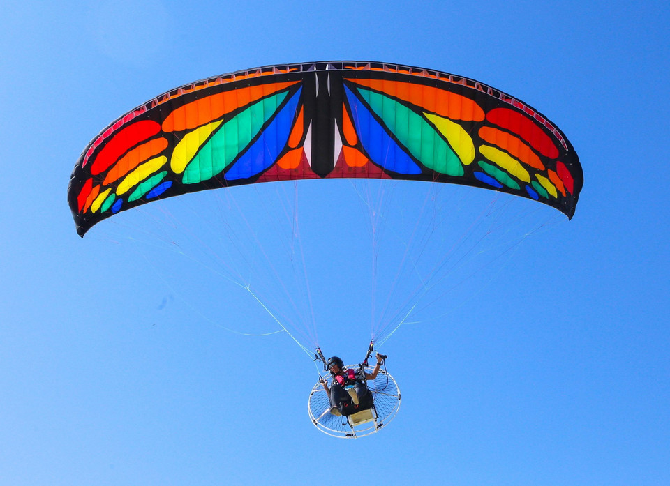 Các vận động viên bay biểu diễn dù lượn có động cơ phục vụ người dân và du khách thưởng thức. (Ảnh: Trần Lê Lâm/TTXVN)