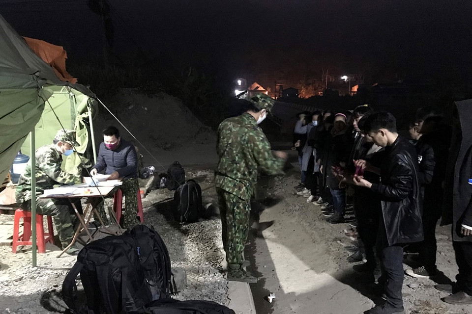 Bộ đội Biên phòng tỉnh Lai Châu kiểm tra, ngăn chặn người nhập cảnh tái phép từ Trung Quốc về Việt Nam. (Ảnh: TTXVN phát)