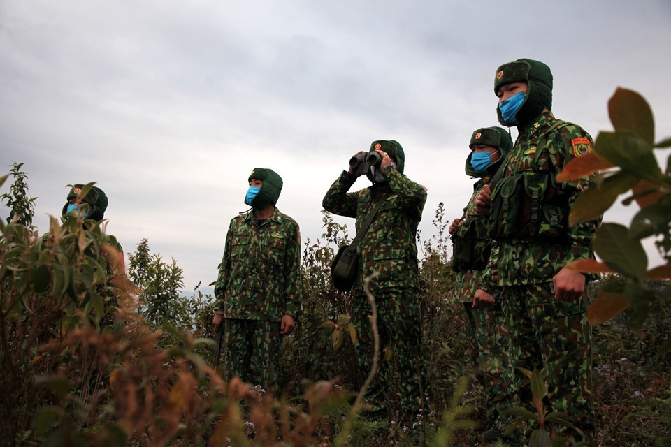 Bộ đội Biên phòng Đồn Huổi Luông, tỉnh Lai Châu, tuần tra khu vực khu vực biên giới trong giá rét. (Ảnh: TTXVN phát)