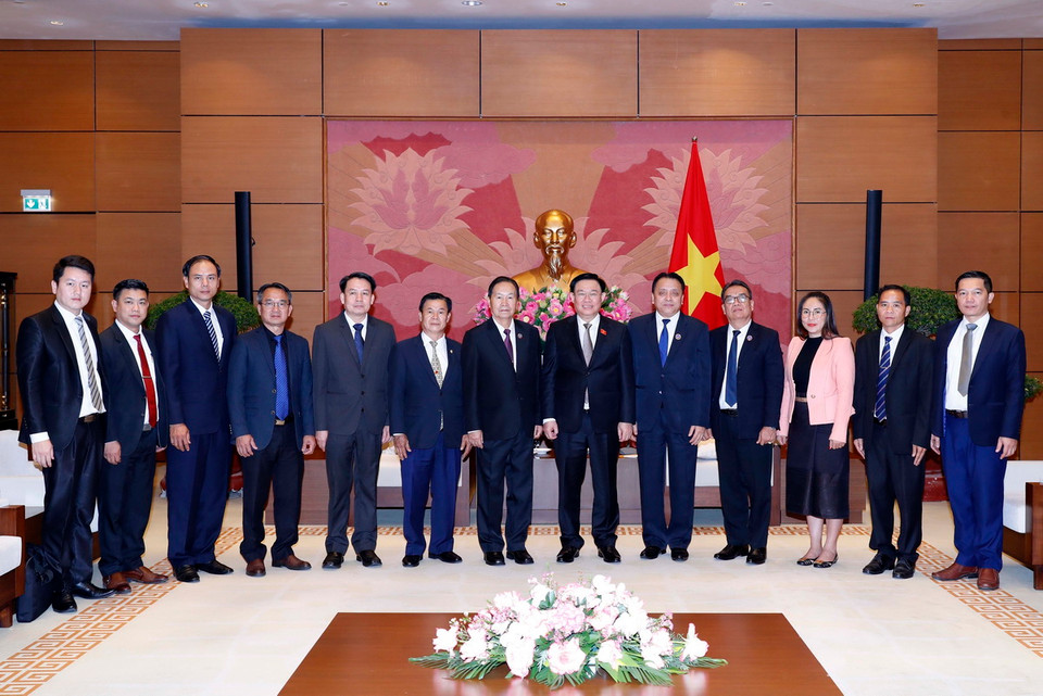 Chủ tịch Quốc hội Vương Đình Huệ với Phó Chủ tịch Quốc hội Lào Chaleun Yiapaoher và các thành viên trong đoàn. (Ảnh: Nhan Sáng/TTXVN)