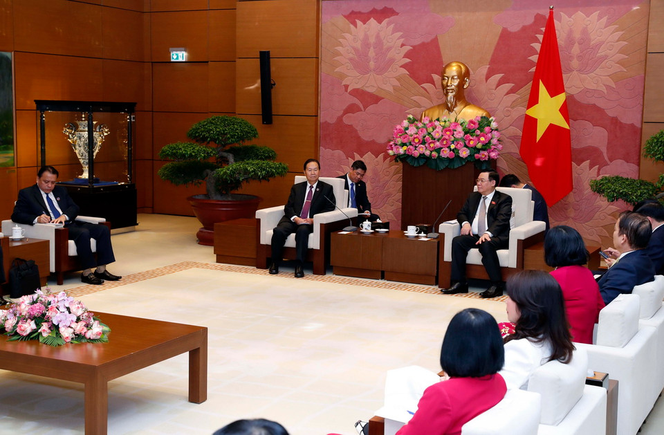 Chủ tịch Quốc hội Vương Đình Huệ tiếp Phó Chủ tịch Quốc hội CHDCND Lào Chaleun Yiapaoher. (Ảnh: Nhan Sáng/TTXVN)