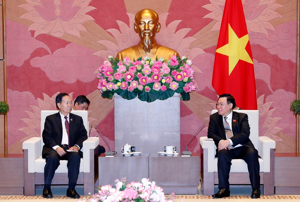 Chủ tịch Quốc hội Vương Đình Huệ tiếp Phó Chủ tịch Quốc hội Lào Chaleun Yiapaoher. (Ảnh: Nhan Sáng/TTXVN)