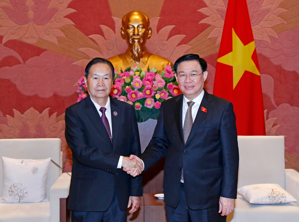 Chủ tịch Quốc hội Vương Đình Huệ tiếp Phó Chủ tịch Quốc hội CHDCND Lào Chaleun Yiapaoher. (Ảnh: Nhan Sáng/TTXVN)