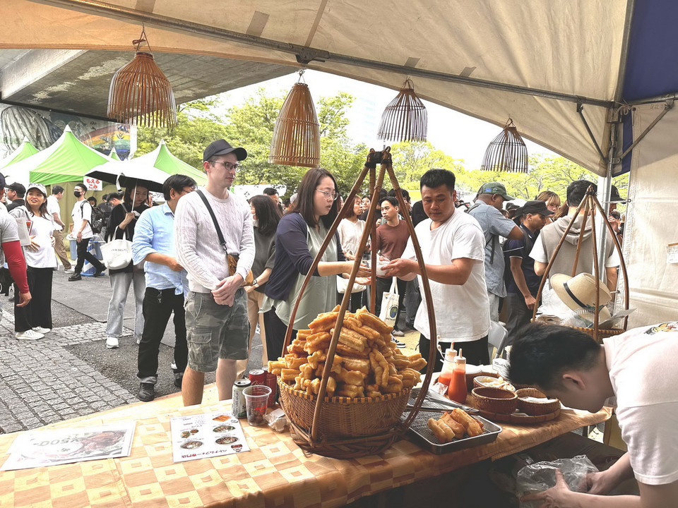 Các nhân viên trong quán Phở Quyết bận rộn phục vụ thực khách. (Ảnh: Nguyễn Tuyến/Vietnam+)