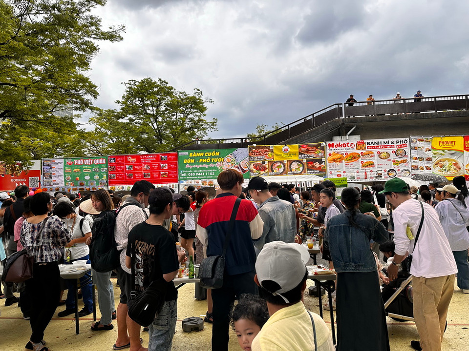 Các gian hàng ẩm thực luôn là điểm thu hút đông đảo khách tham quan nhất. (Ảnh:Nguyễn Tuyến/Vietnam+)