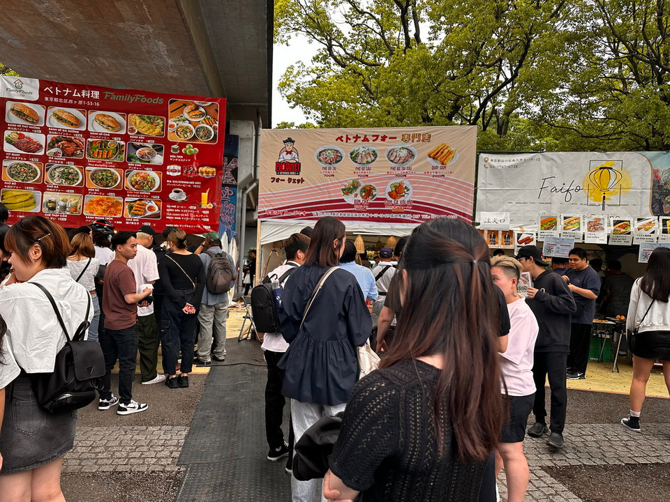 Dòng người xếp hàng trước cửa hàng Phở Quyết. (Ảnh: Nguyễn Tuyến/Vietnam+)