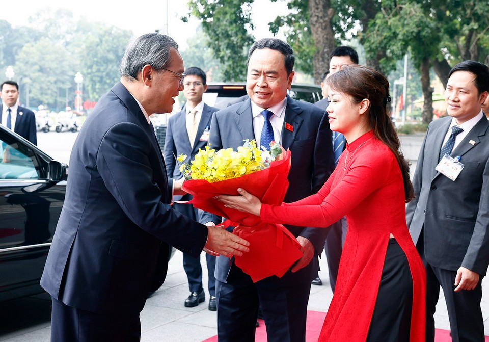 Chủ tịch Quốc hội Trần Thanh Mẫn đón Thủ tướng Trung Quốc Lý Cường. (Ảnh: Doãn Tấn/TTXVN)