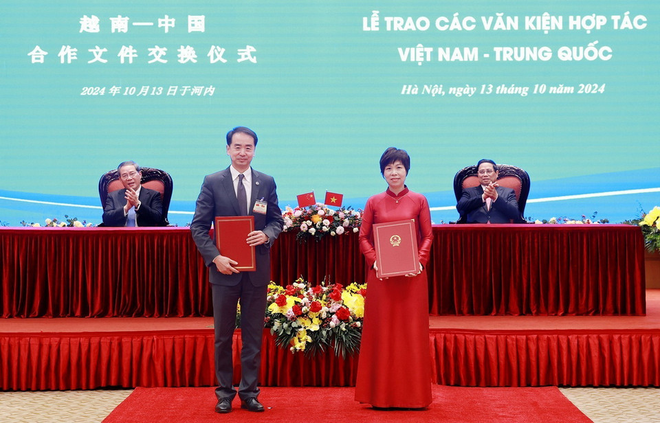 Thủ tướng Phạm Minh Chính và Thủ tướng Lý Cường chứng kiến trao Bản ghi nhớ hợp tác giữa Thông tấn xã Việt Nam và Đài Phát thanh truyền hình Trung ương Trung Quốc. (Ảnh: Dương Giang/TTXVN)