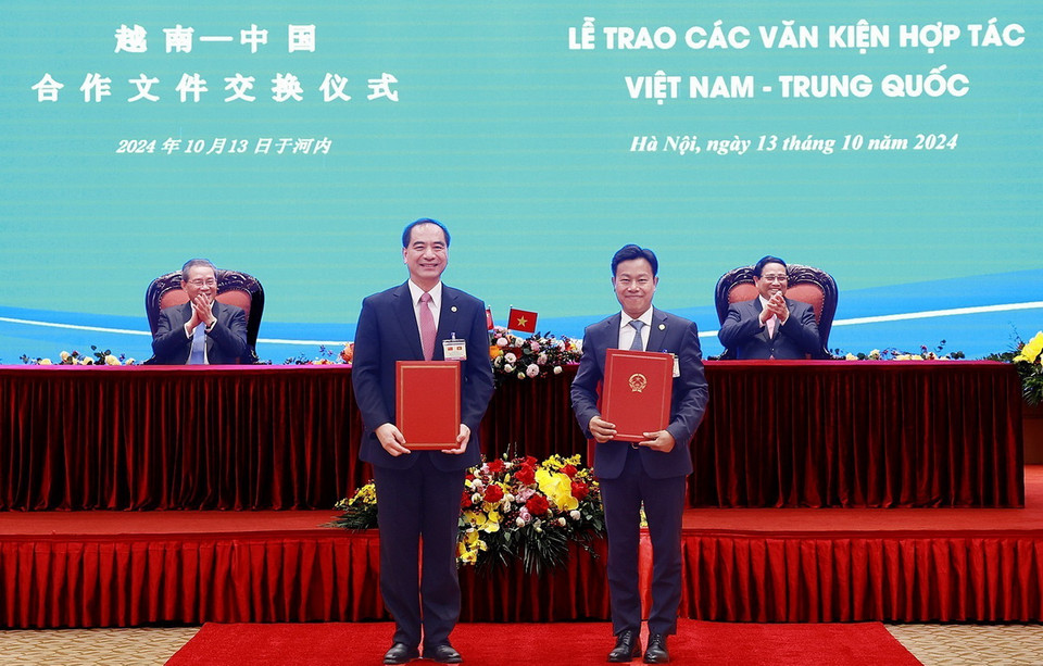 Thủ tướng Phạm Minh Chính và Thủ tướng Lý Cường chứng kiến trao Bản ghi nhớ hợp tác toàn diện giữa Đại học Quốc gia Hà Nội và Đại học Bắc Kinh, Trung Quốc. (Ảnh: Dương Giang/TTXVN)