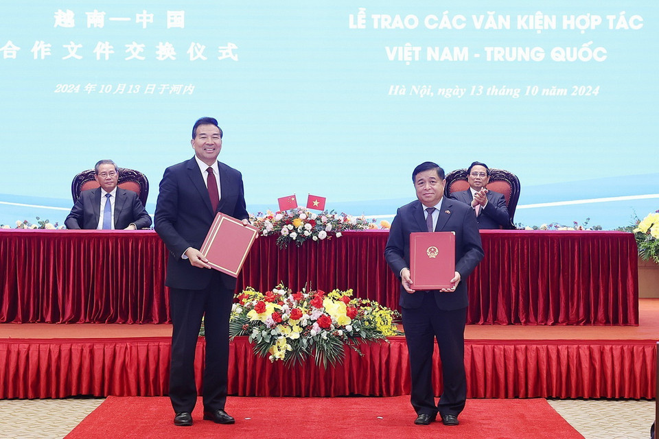 Thủ tướng Phạm Minh Chính và Thủ tướng Lý Cường chứng kiến trao Bản ghi nhớ hợp tác giữa Bộ Kế hoạch và Đầu tư Việt Nam và Tổng cục Hợp tác phát triển quốc tế quốc gia Trung Quốc về việc cùng thúc đẩy dự án sửa chữa, bảo trì Cung Hữu nghị Việt-Trung. (Ảnh: Dương Giang/TTXVN)