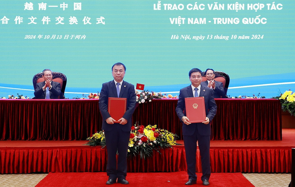 Thủ tướng Phạm Minh Chính và Thủ tướng Lý Cường chứng kiến trao Bản ghi nhớ giữa Bộ Giao thông vận tải Việt Nam và Ủy ban Cải cách và Phát triển quốc gia Trung Quốc về phương án kỹ thuật kết nối đường sắt giữa ga Lào Cai (Việt Nam) và ga Hà Khẩu Bắc (Trung Quốc). (Ảnh: Dương Giang/TTXVN)