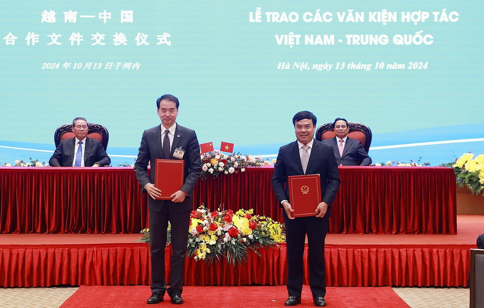 Thủ tướng Phạm Minh Chính và Thủ tướng Lý Cường chứng kiến trao Bản ghi nhớ giữa Bộ Kế hoạch và Đầu tư Việt Nam và Tổng cục Hợp tác phát triển quốc tế quốc gia Trung Quốc về tăng cường hợp tác phát triển nguồn nhân lực trong khuôn khổ Sáng kiến Phát triển toàn cầu. (Ảnh: Dương Giang/TTXVN)