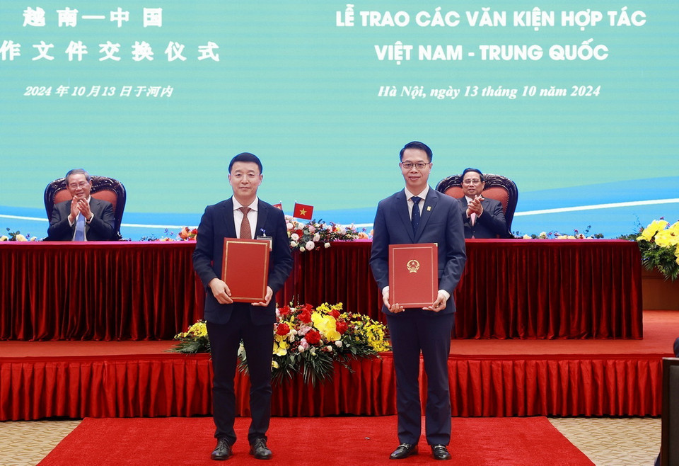 Thủ tướng Phạm Minh Chính và Thủ tướng Lý Cường chứng kiến trao Bản ghi nhớ giữa Công ty Cổ phần thanh toán quốc gia Việt Nam (NAPAS) với Công ty UnionPay International về việc triển khai dịch vụ thanh toán xuyên biên giới qua mã QR giữa Việt Nam và Trung Quốc. (Ảnh: Dương Giang/TTXVN)