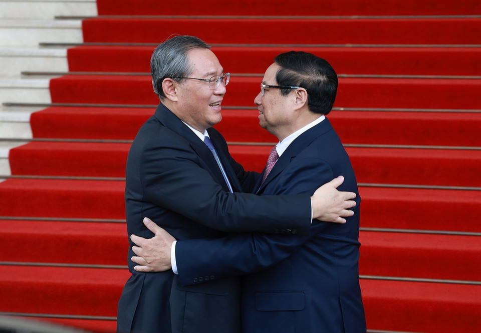 Thủ tướng Phạm Minh Chính và Thủ tướng Trung Quốc Lý Cường. (Ảnh: Dương Giang/TTXVN)