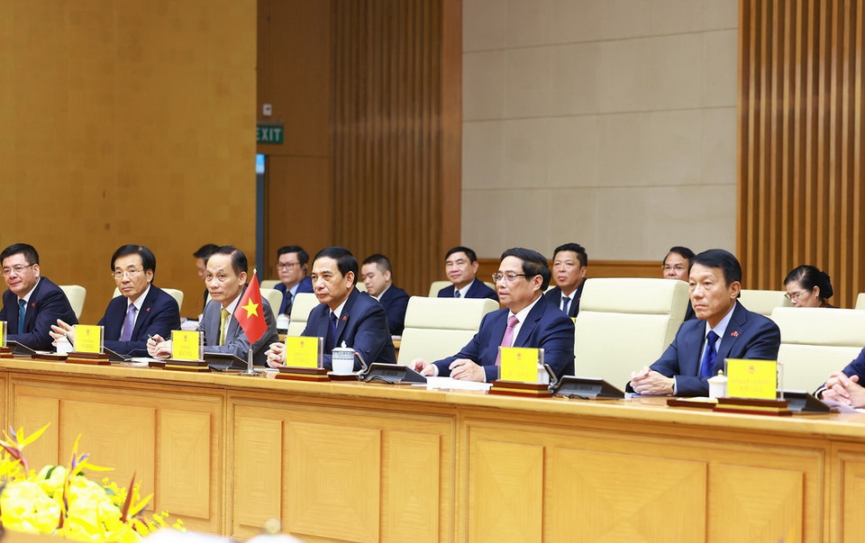 Thủ tướng Phạm Minh Chính và thành viên đoàn Việt Nam tại cuộc hội đàm với Thủ tướng Trung Quốc Lý Cường. (Ảnh: Dương Giang/TTXVN)