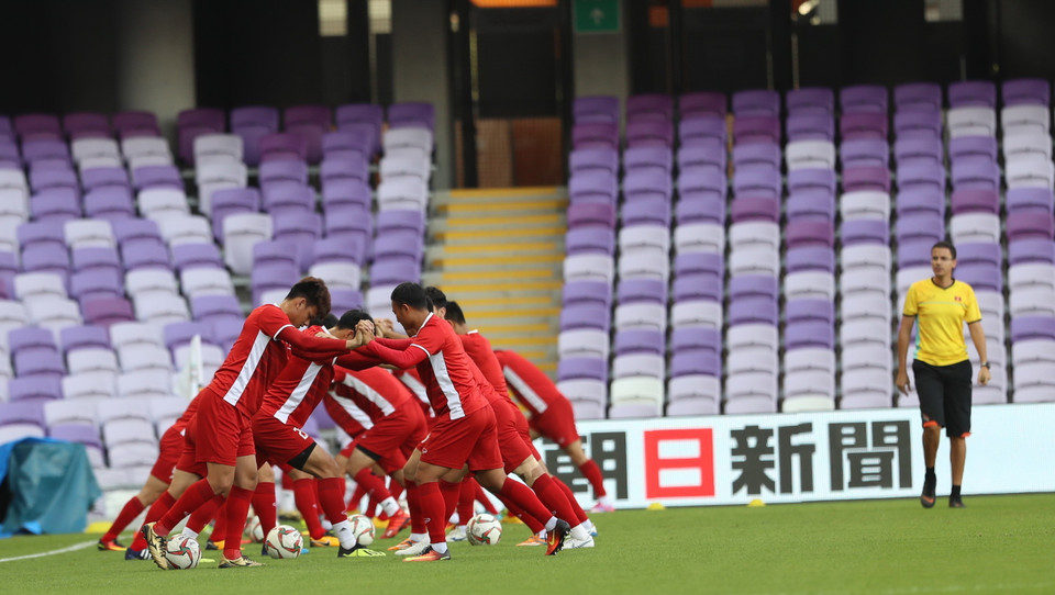 HLV thể lực Fonseca (áo vàng) hướng dẫn các cầu thủ khởi động. (Ảnh: Hoàng Linh/TTXVN)