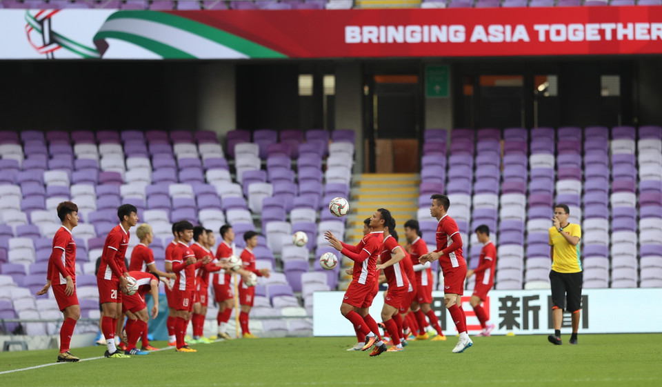 HLV thể lực Fonseca (áo vàng) hướng dẫn các cầu thủ khởi động. (Ảnh: Hoàng Linh/TTXVN)