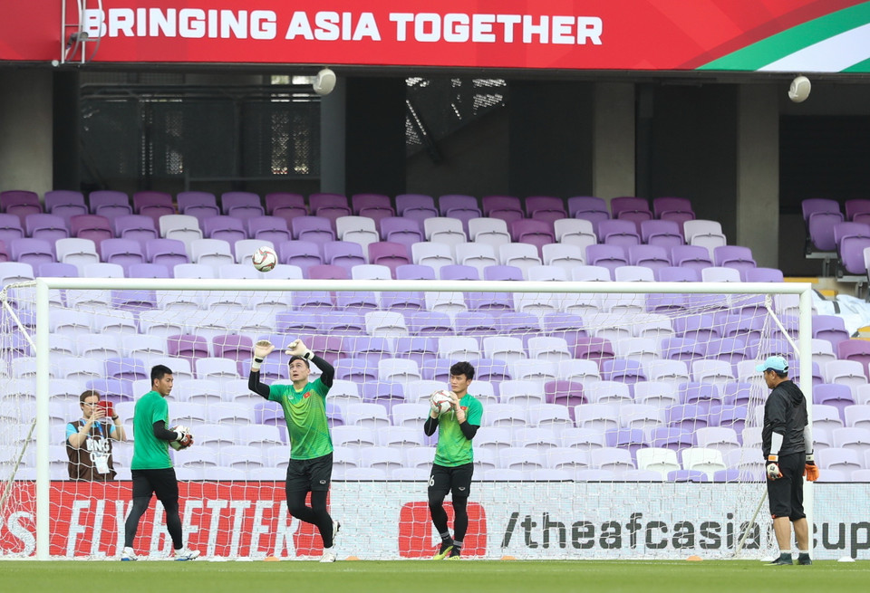 HLV thủ môn Nguyễn Đức Cảnh (bên phải) theo sạt quá trình tập luyện của ba thủ môn. (Ảnh: Hoàng Linh/TTXVN)